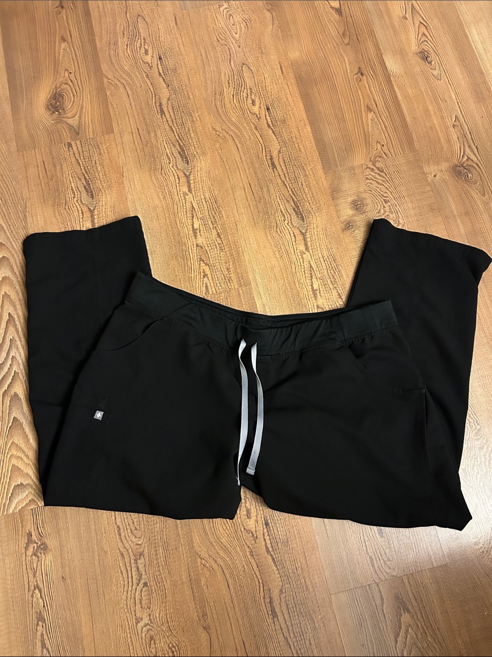 Figs Women's Black Straight-Leg Scrub Pants with Contrast Drawstring